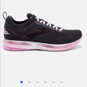 NWT- never worn brooks levitate 2 LE sneakers